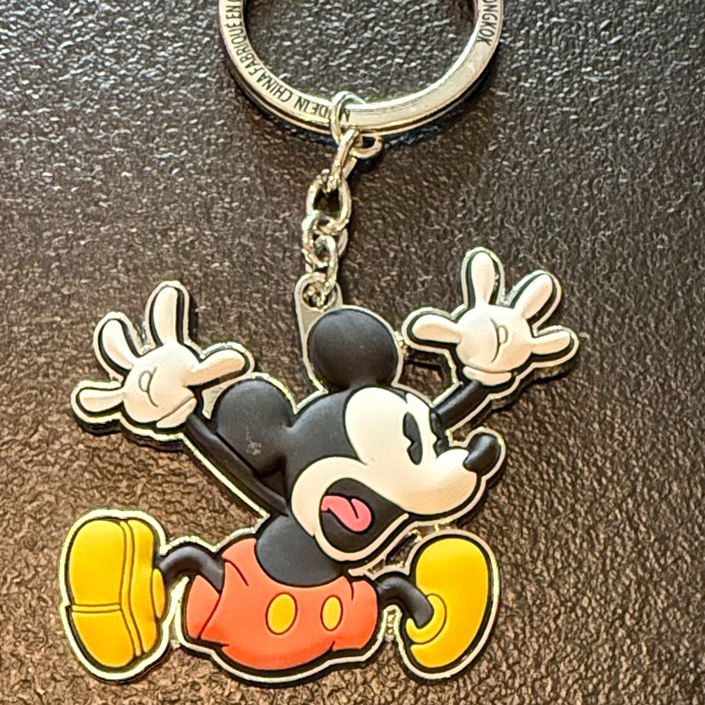 Disney Happy Mickey Mouse Keychain NWOT - Picture 6 of 8